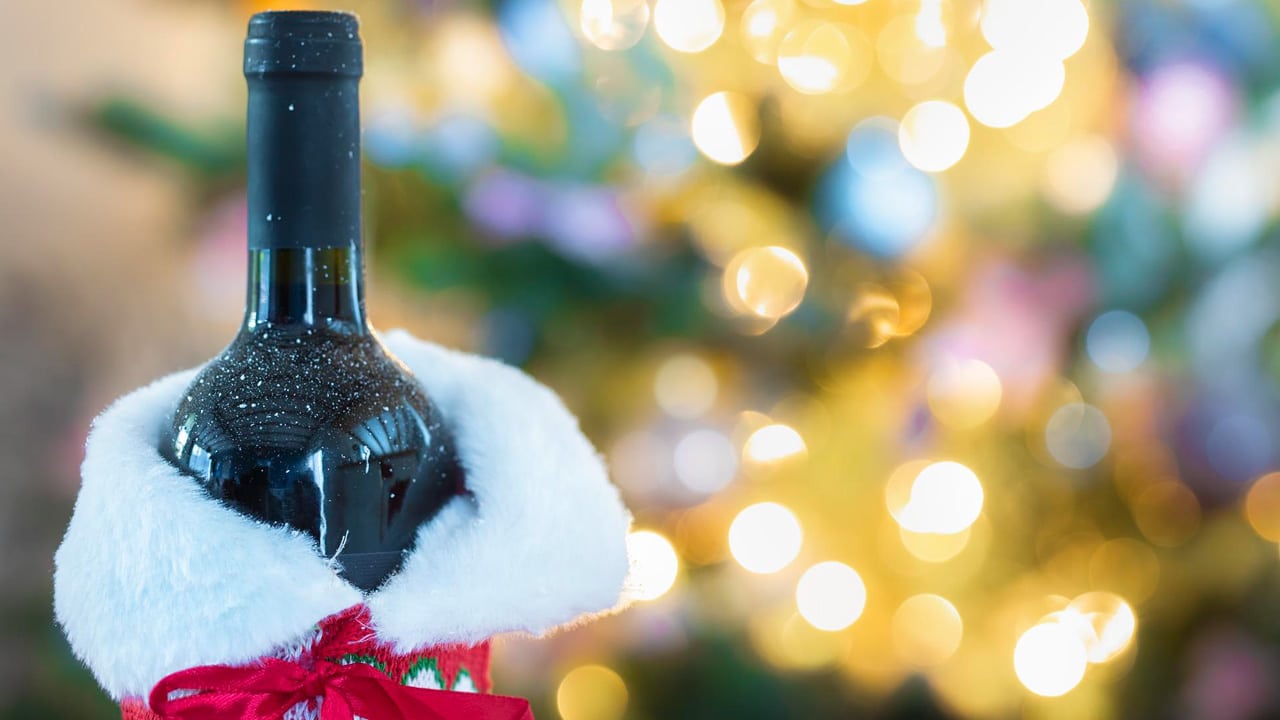 Amazing 10 Bouteilles De Vin Pas Gênantes À Moins De 15$ À Apporter Lors D'un Souper De Noël Background Concept Amazing 10 Bouteilles De Vin Pas Gênantes À Moins De 15$ À Apporter Lors D'un Souper De Noël Background Concept